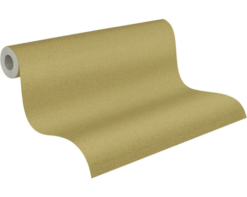 Goldfarbene Tapete mit feiner Leinenstruktur.