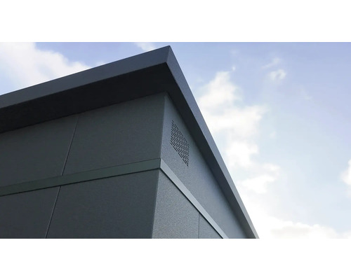 Detailansicht eines Gerätehauses mit Lüftungsgitter unter blauem Himmel