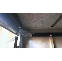 Detailansicht eines Möbelstücks mit Metallrahmen und Schrauben