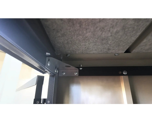 Detailansicht eines Möbelstücks mit Metallrahmen und Schrauben