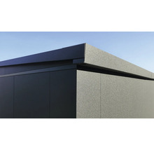 Detailaufnahme eines modernen Gerätehauses mit Flachdach.