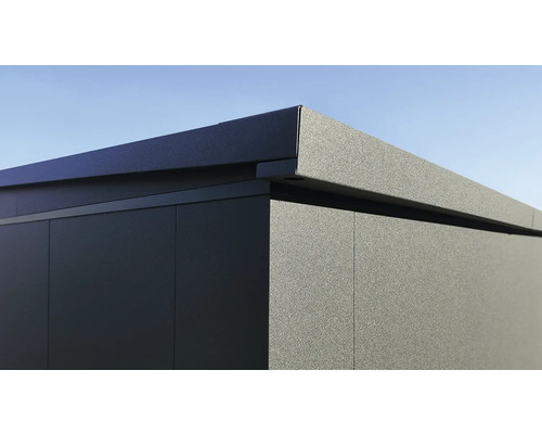 Detailaufnahme eines modernen Gerätehauses mit Flachdach.