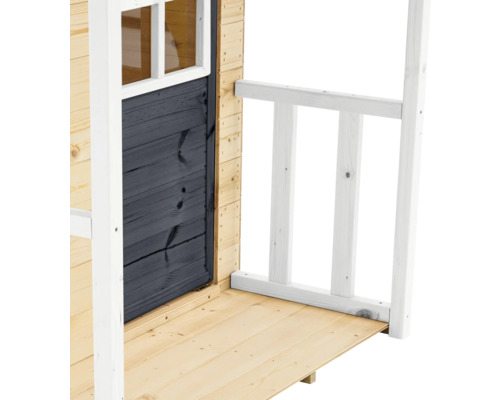 Vue détaillée d'une cabane de jeu en bois avec porte et rambarde
