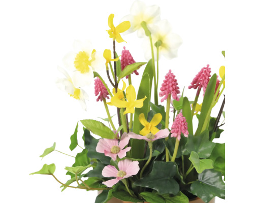 Dekorative Kunstblumen-Arrangement mit verschiedenen Blumenarten und grünen Blättern.