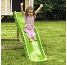 Fille glissant sur un toboggan vert pour enfants dans le jardin