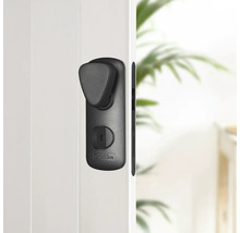 Poignée de porte noire sur une porte blanche