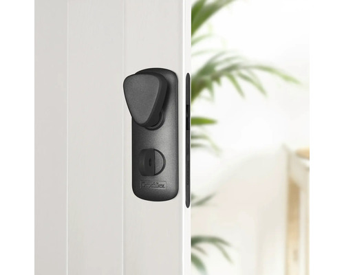 Poignée de porte noire sur une porte blanche