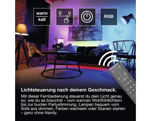 Wohnzimmer mit farbiger LED-Beleuchtung und einer Fernbedienung zur Steuerung von Farbtemperatur, Helligkeit und RGB-Farben.