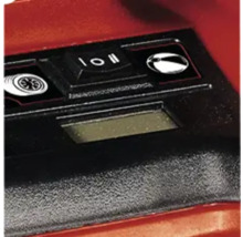 Gros plan sur les commandes d'une machine avec des interrupteurs et un écran