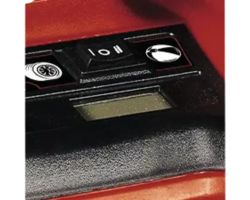 Gros plan sur les commandes d'une machine avec des interrupteurs et un écran