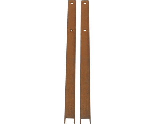 Deux poteaux de clôture en métal avec trous de forage