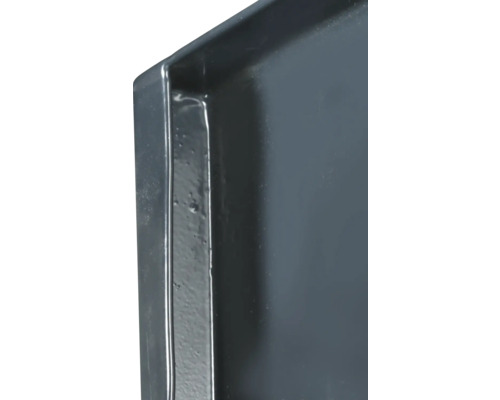 Gros plan d'un receveur de douche noir.