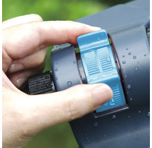 Main actionnant l'arroseur pour l'irrigation du jardin