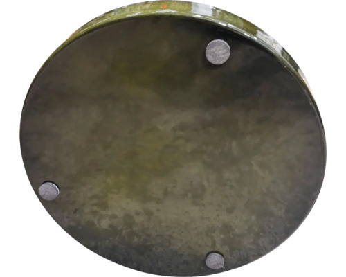 Dessous d'un pot de fleurs rond avec trois pieds