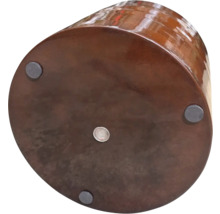 Dessous d'un pot de fleurs rond avec pieds