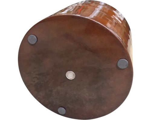 Dessous d'un pot de fleurs rond avec pieds