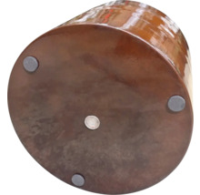 Vue du bas d'un tabouret en bois