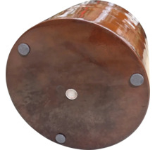 Dessous d'un tabouret brun avec pieds