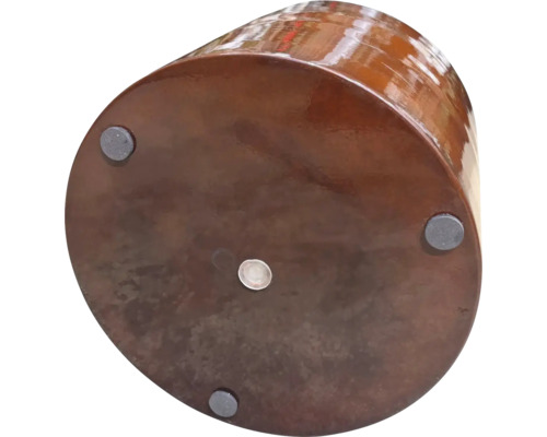 Dessous d'un tabouret brun avec pieds