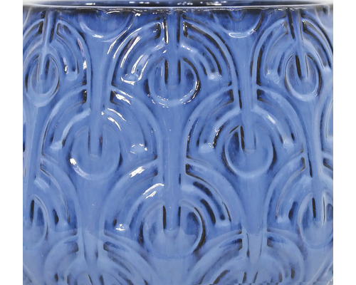Vue détaillée d'un pot de fleurs bleu avec motif en relief