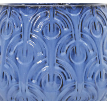 Vue détaillée d'un pot de fleurs bleu avec motif en relief