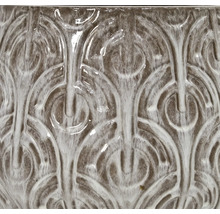 Gros plan d'un récipient en céramique avec motif floral