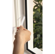 Anbringen von Fensterdichtband am Fensterrahmen
