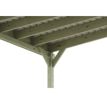 Detailansicht einer Carport-Konstruktion aus kesseldruckimprägniertem Holz mit Pfosten, Kopfbändern und Dachsparren von unten gesehen.