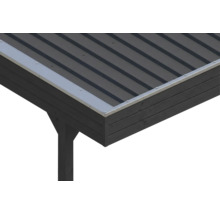 Dachkante mit Trapezblech und Abschlussleiste aus Metall auf einer Holzkonstruktion.