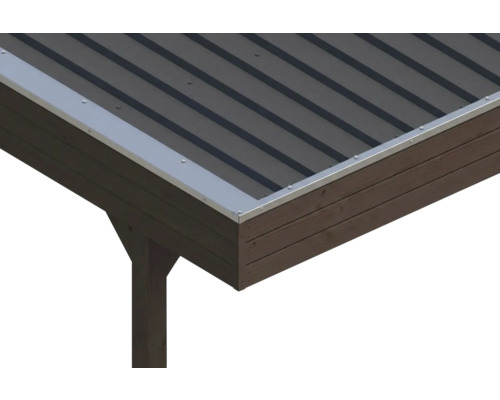 Detail eines Trapezblechdachs mit Dachrandprofil aus Metall auf einer Holzkonstruktion.