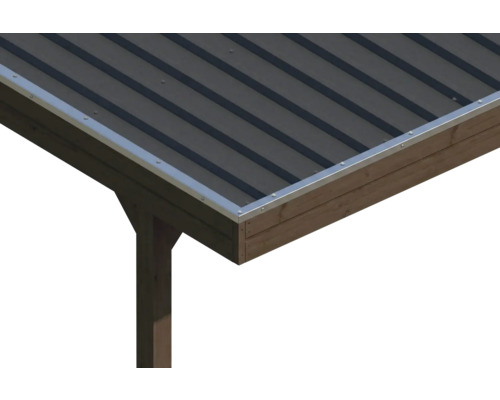 Detailansicht eines Daches mit Trapezblech, silbernen Abschlussleisten und einer dunklen Holzunterkonstruktion.