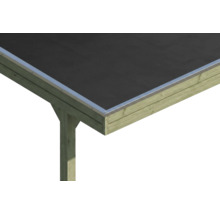 Detailaufnahme einer Dachecke mit schwarzer Eindeckung, silbernem Dachrandprofil und einer Holzunterkonstruktion.