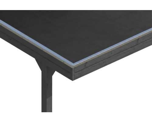 Eckdetail eines Carports mit schwarzer Dachfolie, silberner Metallkante und dunkler Holzstütze.