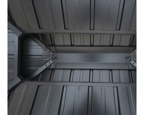 Innenansicht eines Metallgerätehauses mit Dachkonstruktion und Haken zur Aufbewahrung