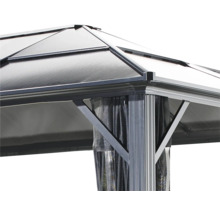 Detailansicht Pavillon mit Dach, Stützpfeiler und Vorhängen