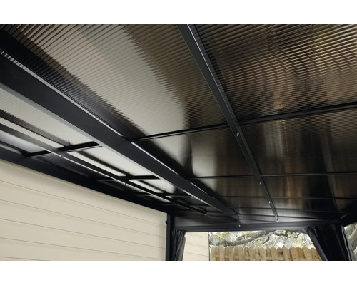 Dach eines Pavillons mit Metallstruktur und Wellblech