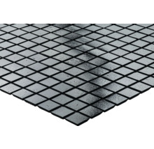 Mosaikfliesen mit quadratischen, spiegelnden Elementen.
