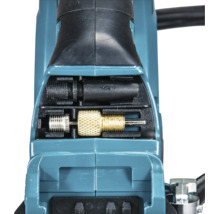 Vue détaillée du compartiment à accessoires d'un compresseur sans fil avec aiguille à ballon et adaptateur de valve.