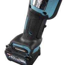 Vue détaillée d une meuleuse d angle sans fil Makita avec moteur sans balais et batterie lithium-ion XGT 40 Volt max sur la poignée ergonomique.