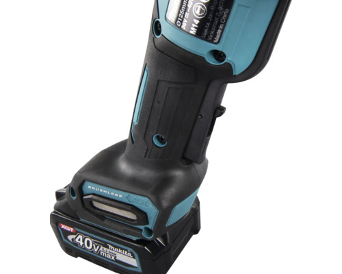 Vue détaillée d une meuleuse d angle sans fil Makita avec moteur sans balais et batterie lithium-ion XGT 40 Volt max sur la poignée ergonomique.