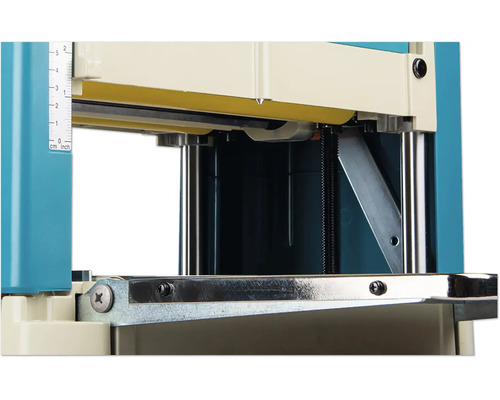Detailansicht einer Dickenhobelmaschine mit Maßeinteilung in Zentimeter und Zoll sowie Führungssäulen aus Metall.