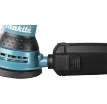 Detailansicht eines Makita Exzenterschleifers mit Makita Logo und angeschlossener Staubbox.