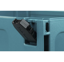 Gros plan d'un fermoir en plastique noir sur une mallette à outils Makita.