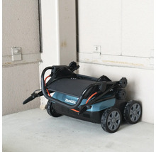 Zusammengeklappter Makita Rasenmäher für eine platzsparende Lagerung.