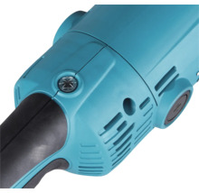 Gros plan du boîtier d'un outil électrique avec fentes d'aération et couvercle à vis pour le remplacement des charbons.