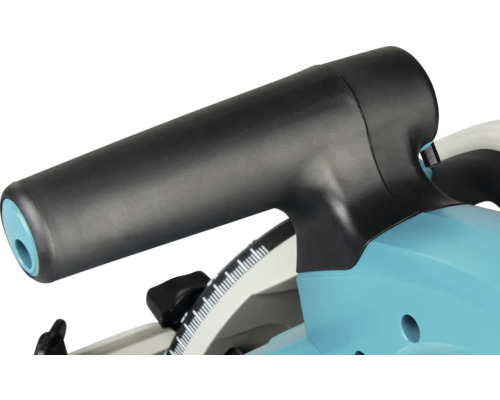 Vue rapprochée de la poignée avant noire d une scie circulaire bleue avec échelle de réglage blanche.