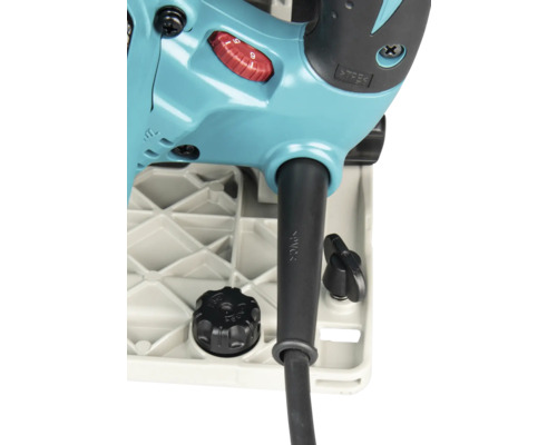 Vue détaillée d une scie circulaire Makita avec molette de réglage rouge, câble d alimentation noir et boutons sur plaque de base.