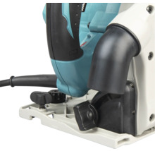 Vue détaillée d'une scie circulaire en bleu, noir et blanc avec raccord d'aspiration, poignée et plaque de base en plastique et métal.