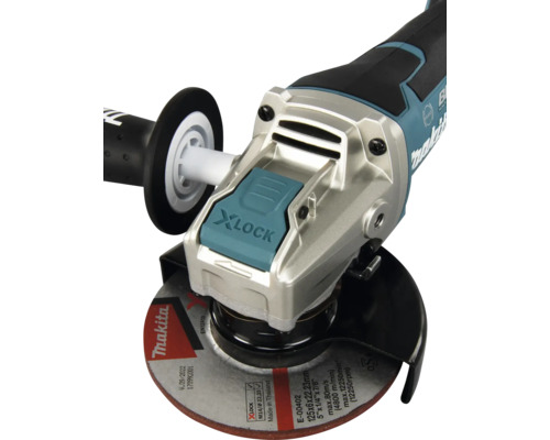 Makita Winkelschleifer mit X-LOCK System zur werkzeuglosen Scheibenaufnahme und montierter Trennscheibe.