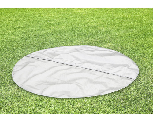 Couverture de piscine sur pelouse